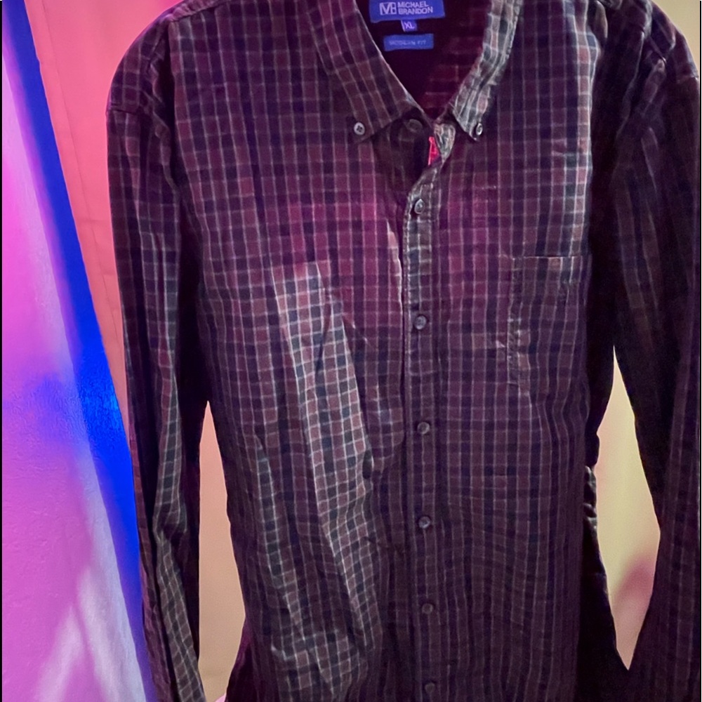 Nice unisex button up shirt.